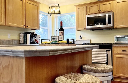 Beaverton Casa | Grand Entryway Vaulted ceiling near Nike Intel 7 beds w/ 10% Discount for 7 Days