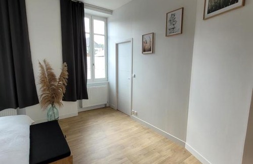 Villedieu-les-Poeles Casa | Grand gîte citadin avec SPA, billard, babyfoot