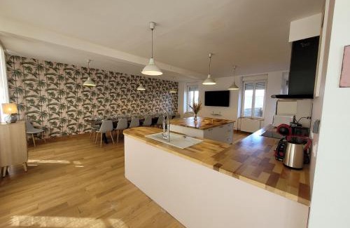 Villedieu-les-Poeles Casa | Grand gîte citadin avec SPA, billard, babyfoot