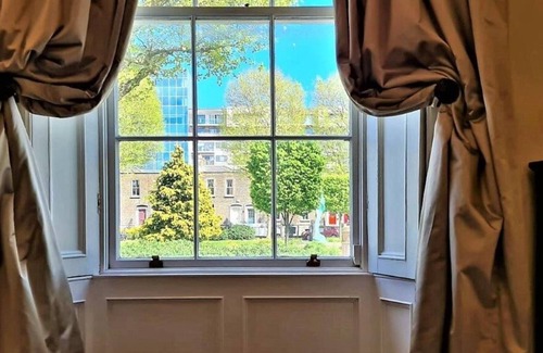 Grand Canal Dock Casa | Grand Georgian Residence, with period charm!3 Bed