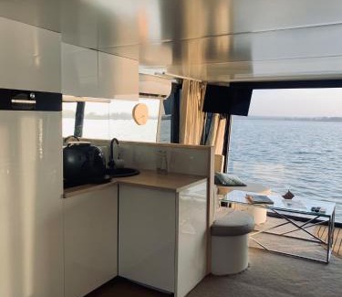 Uniescie Alquiler De Eote | Grand HT Houseboats - domki na wodzie - sauna, jacuzzi, kominek