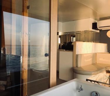 Uniescie Alquiler De Eote | Grand HT Houseboats - domki na wodzie - sauna, jacuzzi, kominek