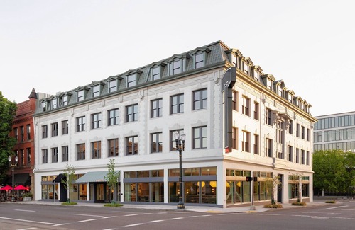 Buckman Neighborhood Apartamento | Grand King Room at Hotel Grand Stark | Pets Allowed, Near Moda Center