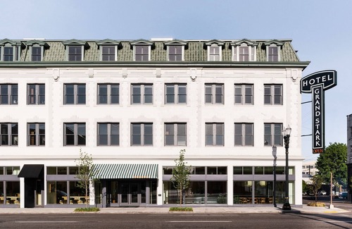 Buckman Neighborhood Apartamento | Grand King Room at Hotel Grand Stark | Pets Allowed, Near Moda Center