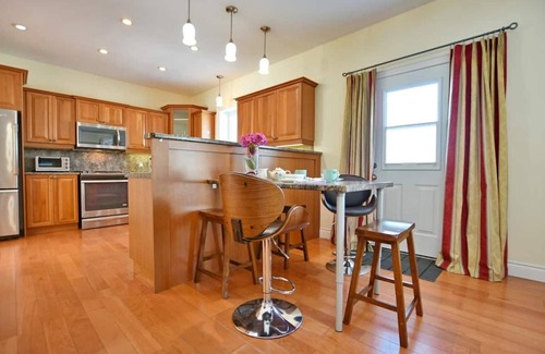 Meaford Cabaña | Grand Luxury Cottage by Blue Mountains with pool and hot tub