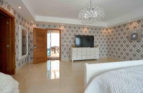 Renacimiento Apartamento | Grand Luxury Penthouse'Upscale+HotTub+Terrace+BBQ