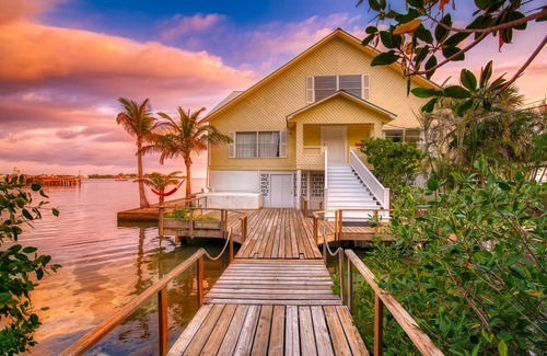 Isla de Utila Casa | Gran casa frente al mar con spa privado, amplias salas de estar, impresionantes vistas