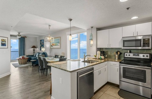 Panama City Beach Condominio | Grand Panama 1601 "Sunset Point" Gulf Front West Corner. Views for Miles. 3Br