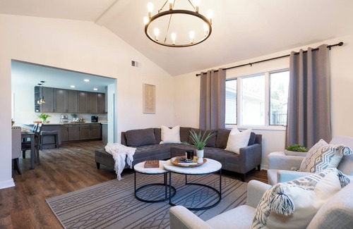 Fox Valley Casa | Grand Retreat/5 Bedrooms/Game Room