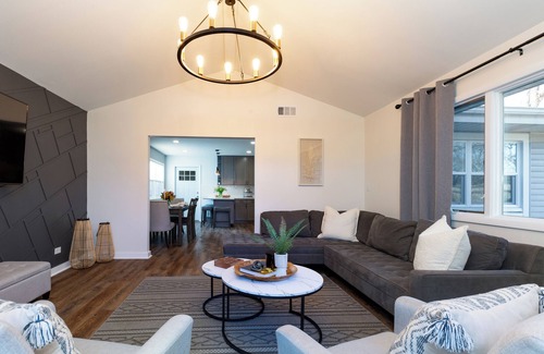 Fox Valley Casa | Grand Retreat/5 Bedrooms/Game Room