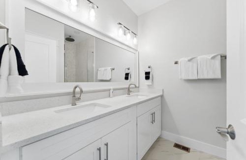 Laguna Beach Estates Casa | Grand Retreat I! 4BR 5BA Sleeps 15! Private Pool! Luxury and comfort await!