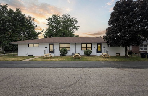 Michigan City Casa | Grand Reunion House 1 / Hot Tub / Pet Friendly / Duplex