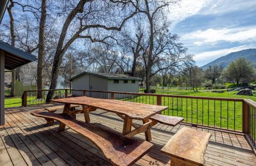 Kaweah Casa | Grand Riverside Retreat - Private Walkway to the River