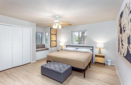 Kaweah Casa | Grand Riverside Retreat - Private Walkway to the River