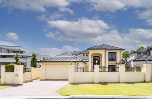 Ascot Casa | Grand Riverview Manor with pool & river access - EXECUTIVE ESCAPES