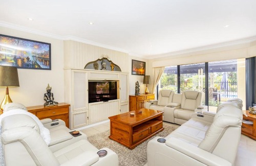 Ascot Casa | Grand Riverview Manor with pool & river access - EXECUTIVE ESCAPES