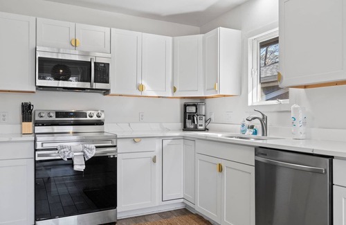 Myrtle Beach Casa | Grand Safari House: Hot Tub, Broadway at the Beach