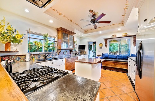 Loma Portal Casa | Grand Spanish Style 5BD w/ Huge 360 Rooftop Deck w/ Airport Views, AC, & Hot Tub!