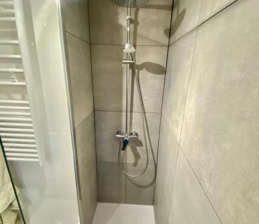 Briancon Apartamento | Grand studio classé 4 étoiles avec jardin et garage vélo, moto