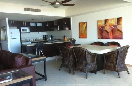 Limoncito Condominio | Grand Venetian, frente al mar, 2 dormitorios / 2 baños, amplia terraza / Hidromasaje