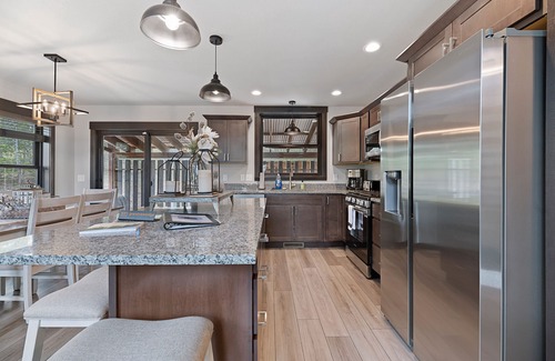 Lead Casa | Grand View! Hot tub, AC, 2 car garage, pool access