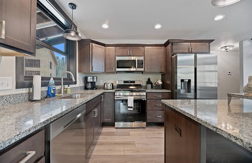 Lead Casa | Grand View! Hot tub, AC, 2 car garage, pool access