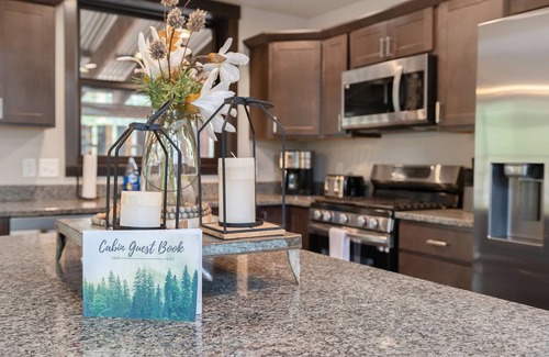 Lead Casa | Grand View! Hot tub, AC, 2 car garage, pool access