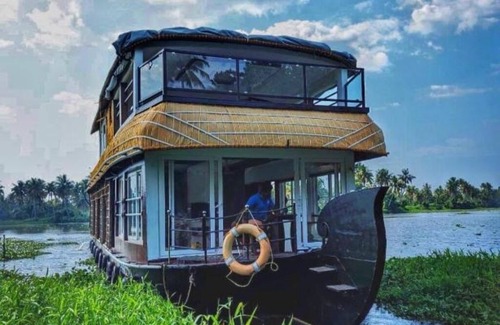 Kumarakom Villa | Grand villa Luxury Houseboat : King Suite with Balcony