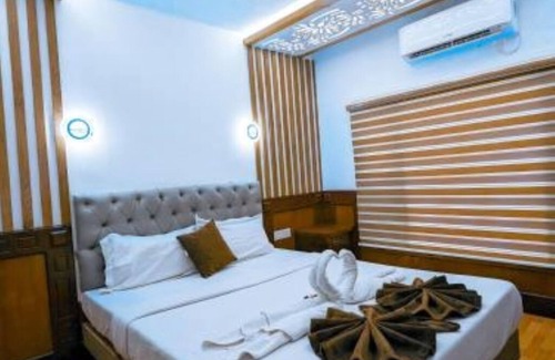 Kumarakom Villa | Grand villa Luxury Houseboat : King Suite with Balcony