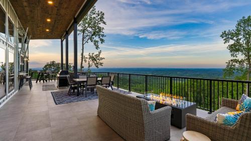 Sevierville Casa | Grand Vista Retreat by AvantStay Luxury Group Retreat w Indoor Pool, Arcade & 56-Mile Views