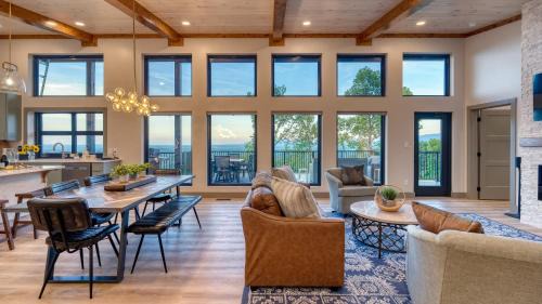 Sevierville Casa | Grand Vista Retreat by AvantStay Luxury Group Retreat w Indoor Pool, Arcade & 56-Mile Views