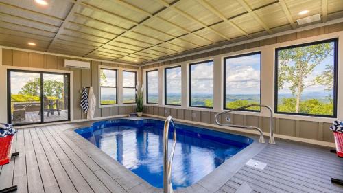 Sevierville Casa | Grand Vista Retreat by AvantStay Luxury Group Retreat w Indoor Pool, Arcade & 56-Mile Views