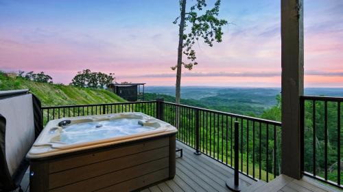 Sevierville Casa | Grand Vista Retreat by AvantStay Luxury Group Retreat w Indoor Pool, Arcade & 56-Mile Views
