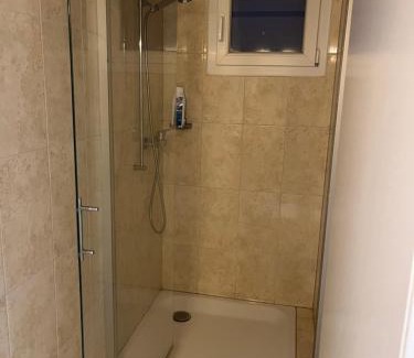 Lausanne Casa | Grande chambre avec Salle de Bains Privative