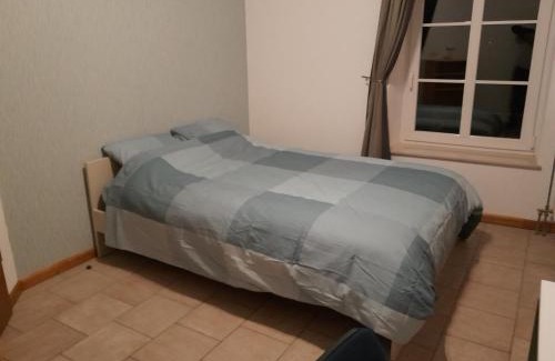 Virton Casa | Grande chambre lumineuse au coeur de la Gaume - Chambre 4 - 1er étage