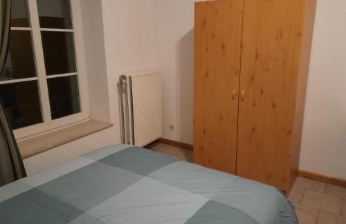 Virton Casa | Grande chambre lumineuse au coeur de la Gaume - Chambre 4 - 1er étage