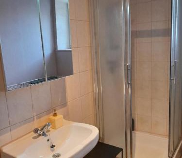 Virton Casa | Grande chambre lumineuse au coeur de la Gaume - Chambre 4 - 1er étage