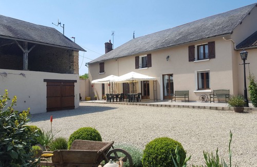 Saint-Jouin-de-Marnes Casa | Grande Maison des Tournesols. Casa rural de 5 dormitorios con piscina privada climatizada, capacidad para 11