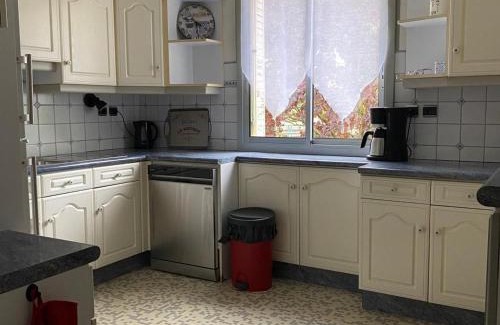 La Chartre-sur-le-Loir Casa | Grande Maison en Bord de l'Eau avec Jardin - 6 Chambres, Proche Commerces - FR-1-410-442