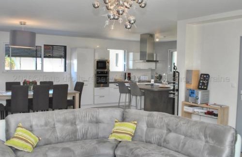 Tours Casa | Grande maison moderne avec piscine à Tours, proche du centre-ville et de la Loire à Vélo - FR-1-381-231