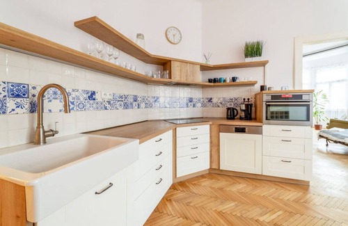 Smichov Apartamento | Grandeur Authentic Czech Charm by the River