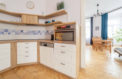 Smichov Apartamento | Grandeur Authentic Czech Charm by the River