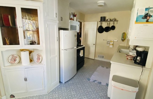 Bryn Mawr Cabaña | Grandma's Comfy Vintage Cottage w/ Fireplace ~ BBQ & Firepit