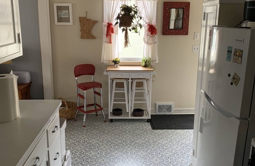 Bryn Mawr Cabaña | Grandma's Comfy Vintage Cottage w/ Fireplace ~ BBQ & Firepit