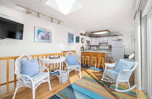 Capitola Condominio | Grandma's Nest steps from Capitola Beach!