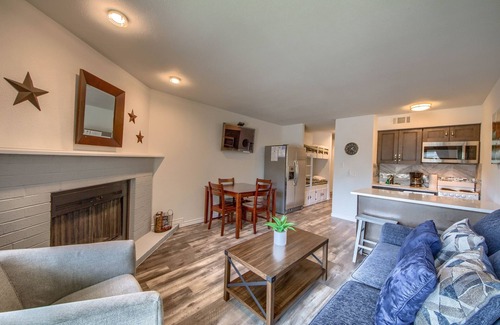 New Braunfels Condominio | Grandma's River Haus Rrc A108 1 Bedroom Condo by RedAwning