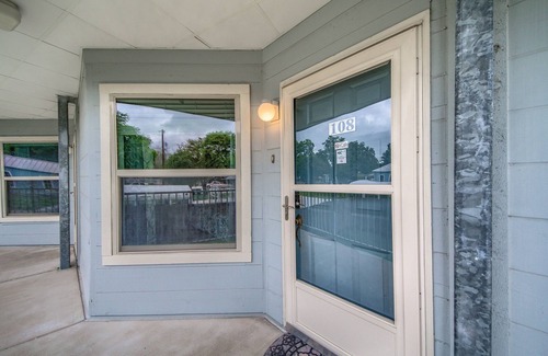 New Braunfels Condominio | Grandma's River Haus Rrc A108 1 Bedroom Condo by RedAwning