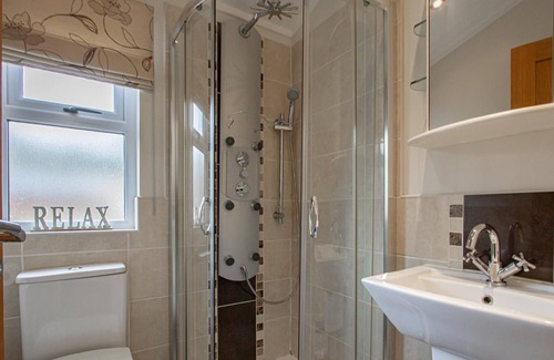 Troutbeck Bridge Cabina | Grandpa's Lodge - a holiday lodge that sleeps 4 guests in 2 bedrooms