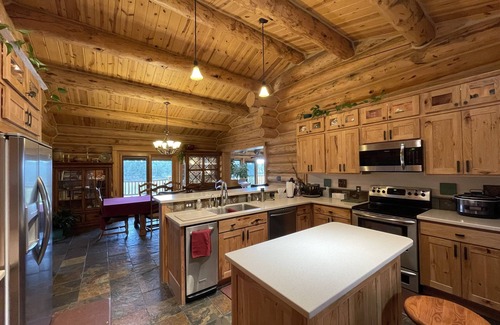 Custer Casa | Grandpa’s Place. Exclusive, Stunning, Private Log Home. Firepit & Pond.
