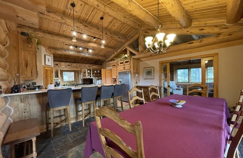 Custer Casa | Grandpa’s Place. Exclusive, Stunning, Private Log Home. Firepit & Pond.
